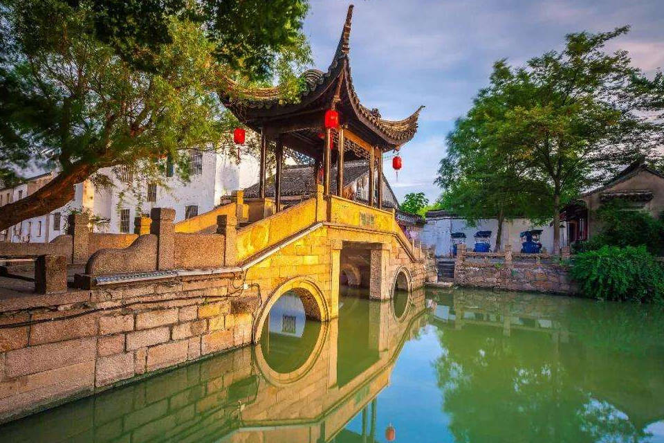 木渎古镇位于姑苏市吴中区境内,地处太湖之滨,为群山所环抱,镇上风光