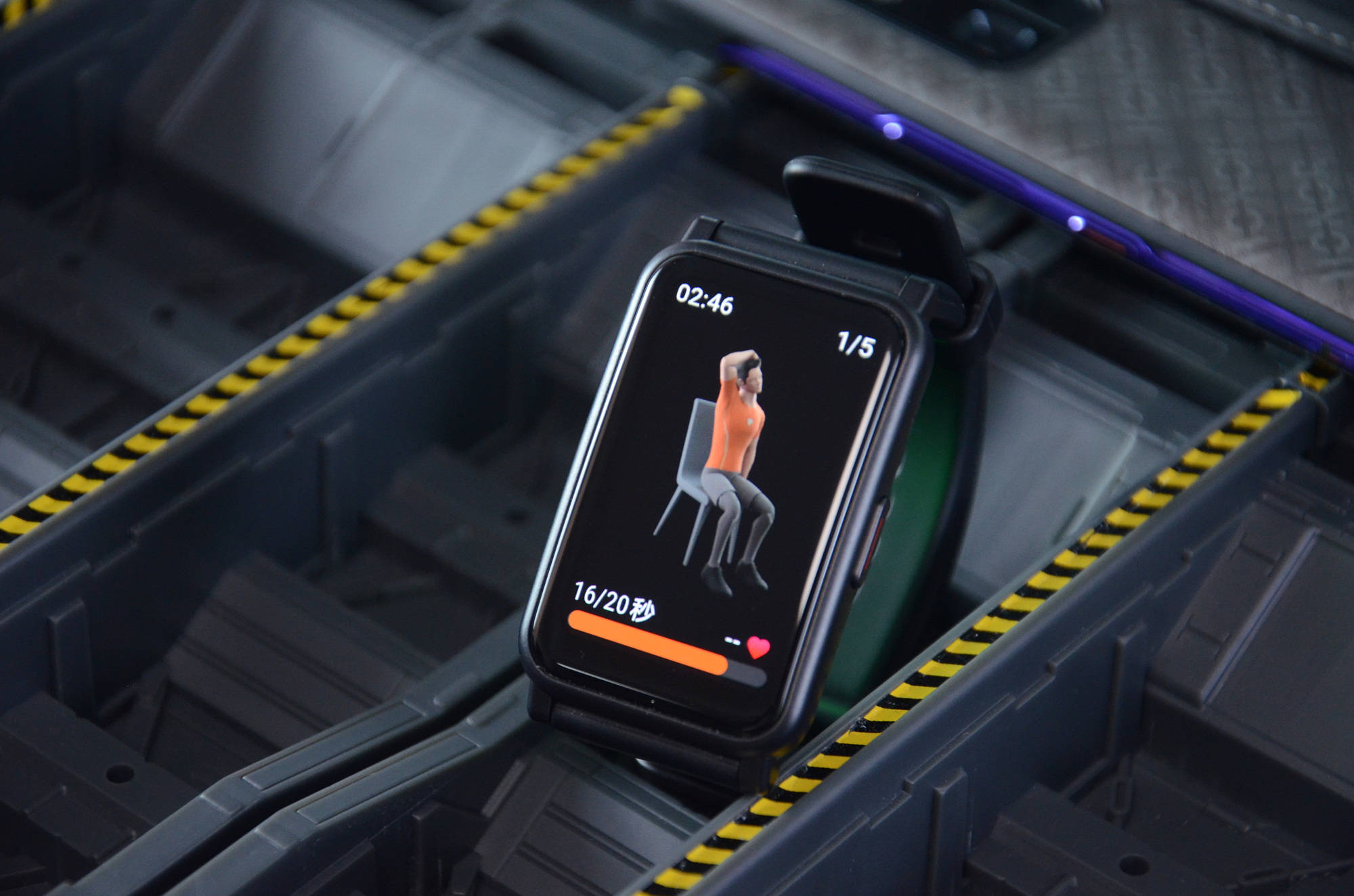 原创荣耀手表es评测164英寸高清大屏多项运动功能设计