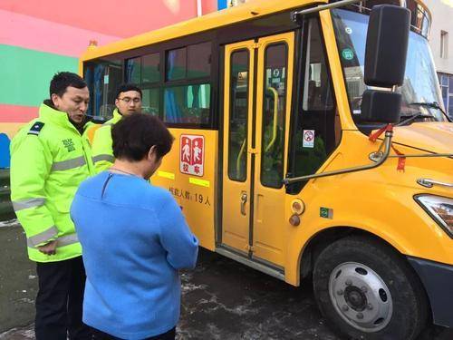 7座面包车当校车,挤满33个小朋友,学生出行安全问题不可小觑