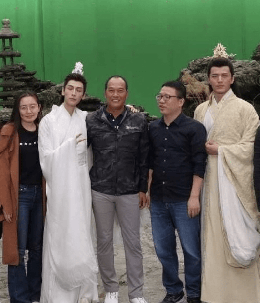 皓衣行导演晒杀青照翻车罗云熙瘦弱干瘪还显老陈瑶满脸沧桑感