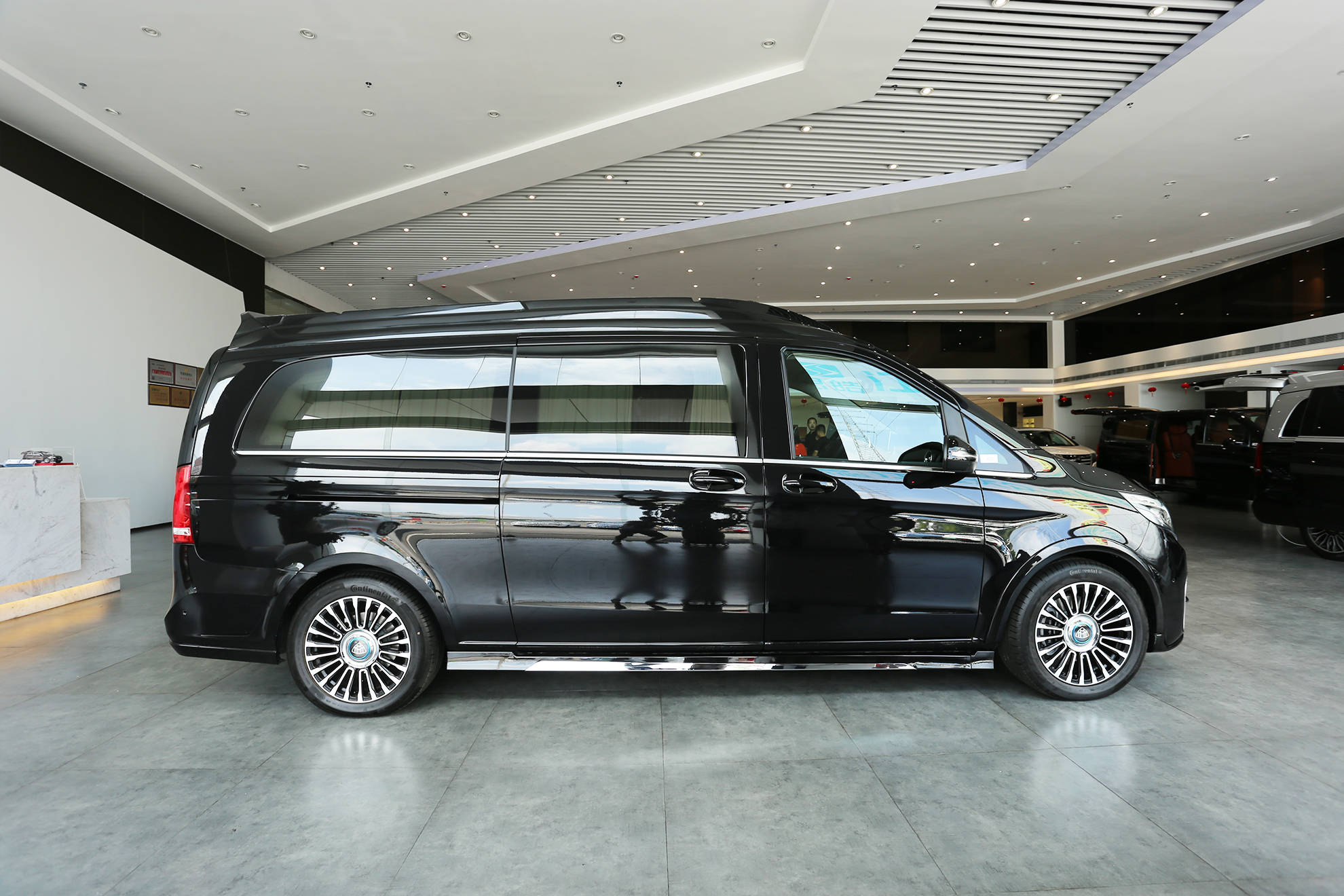 奢华高贵,接待首选,奔驰v级迈巴赫版到店,欢迎品鉴!