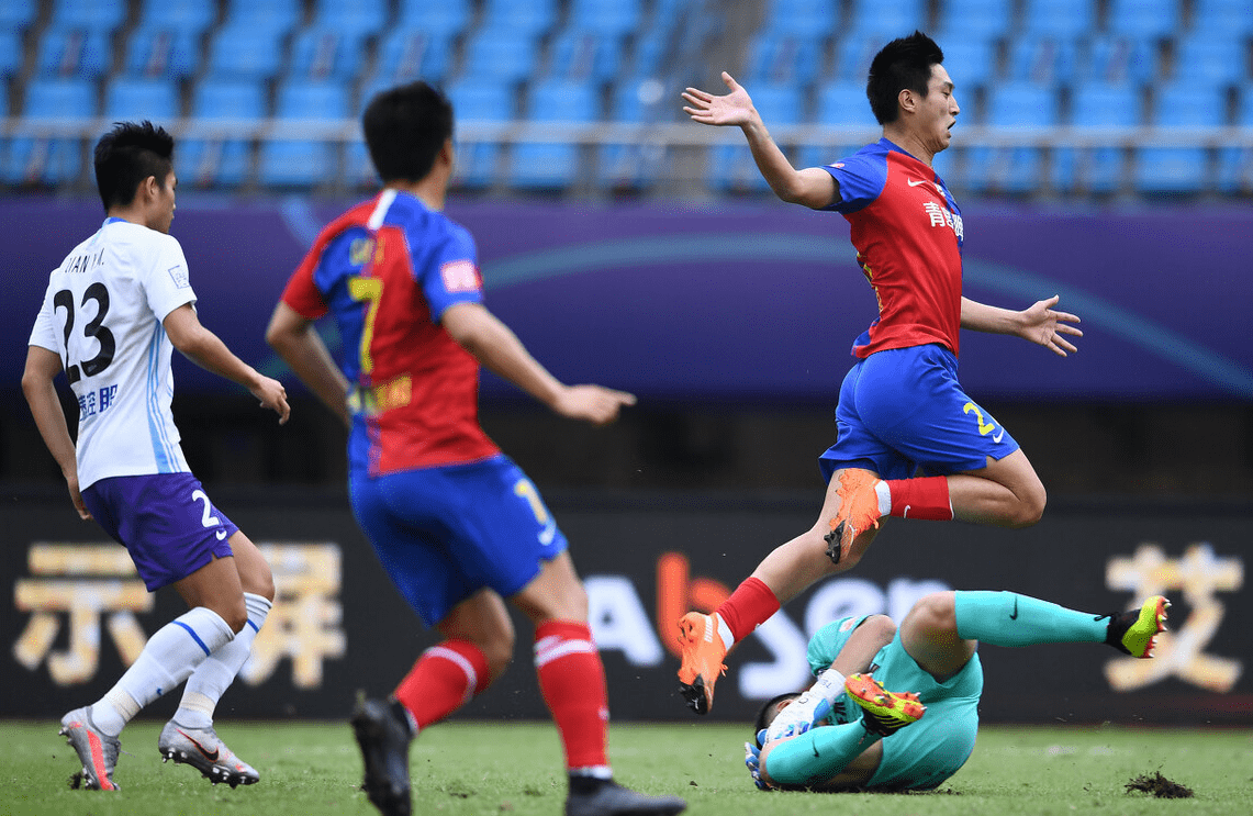 原创天津泰达再遭打击31岁悍将头球破门激情怒吼教练组击掌庆祝