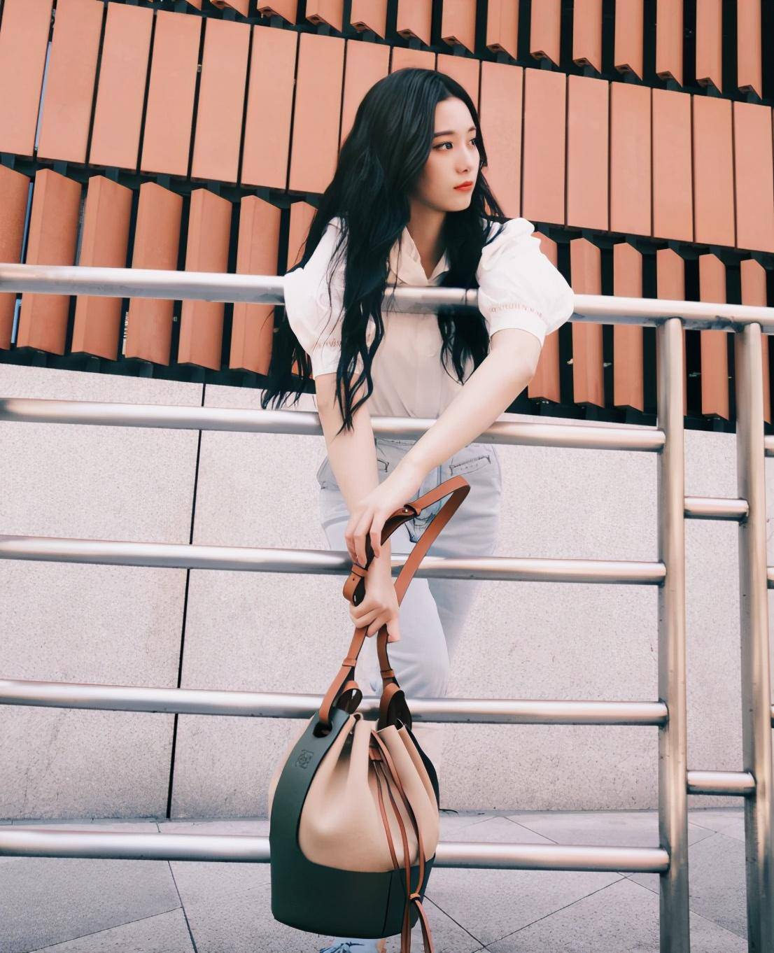 徐艺洋不愧是女团出来的 来自搜狐网