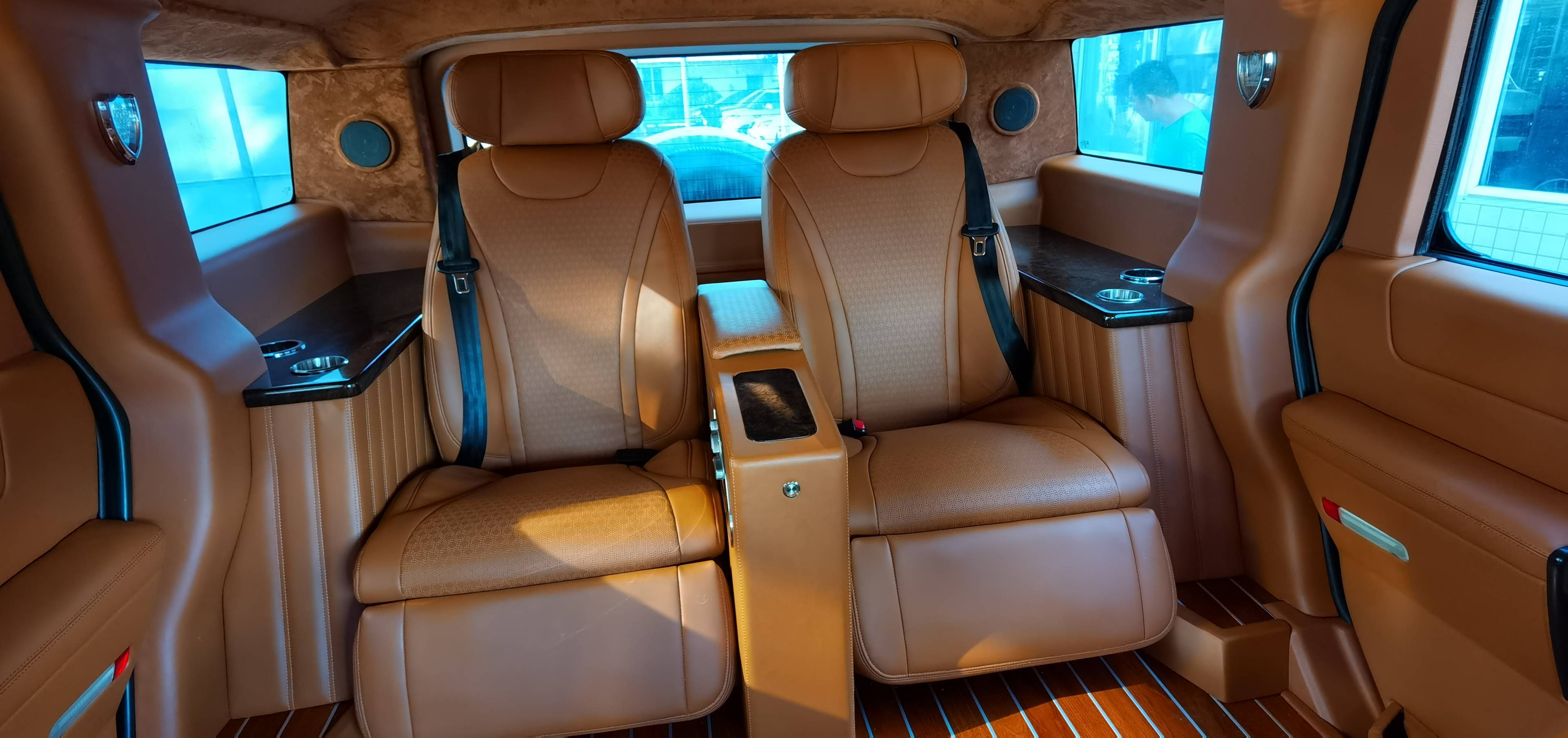 成都中福商务改装的悍马h2内饰各位老板看看这个效果怎么样