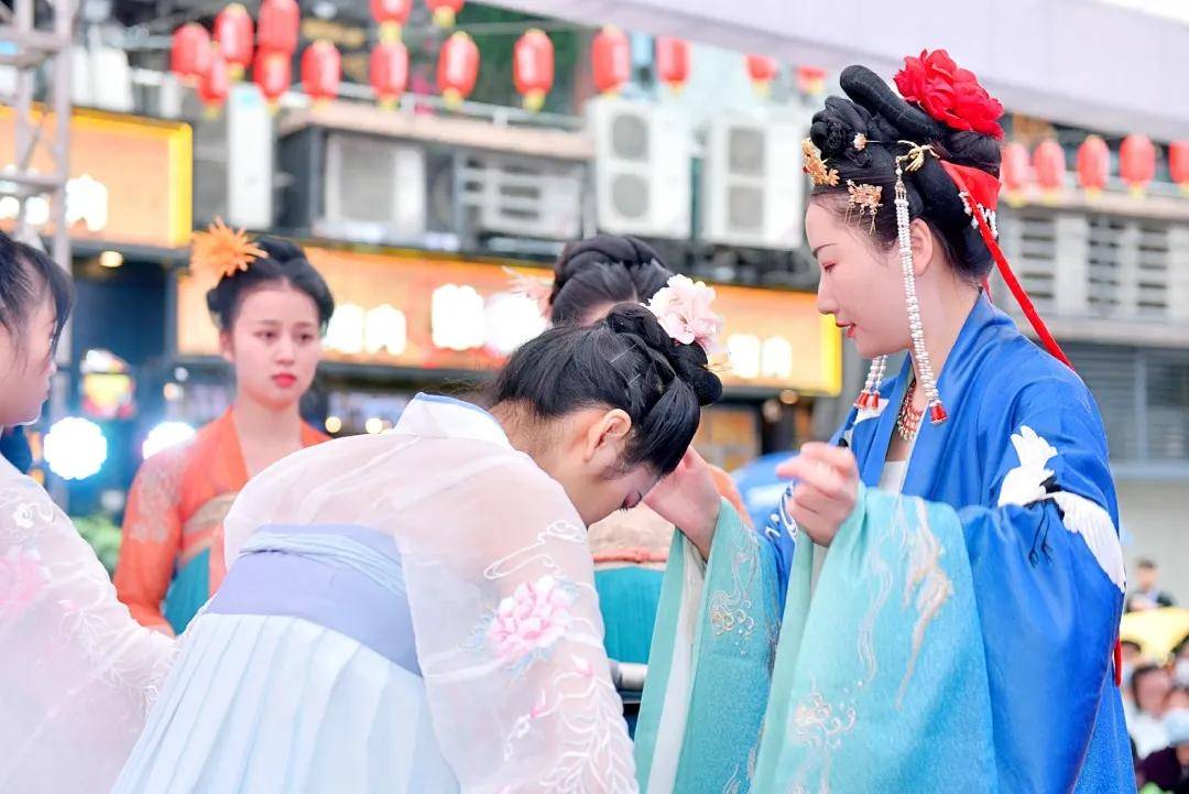 同袍齐聚香槟广场,嘉宝商业携手四川汉服协会打造最炫古制女子成人礼!