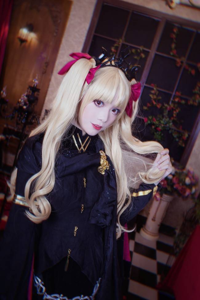 cos:金色长发艾蕾,你知道笼子里会有什么吗