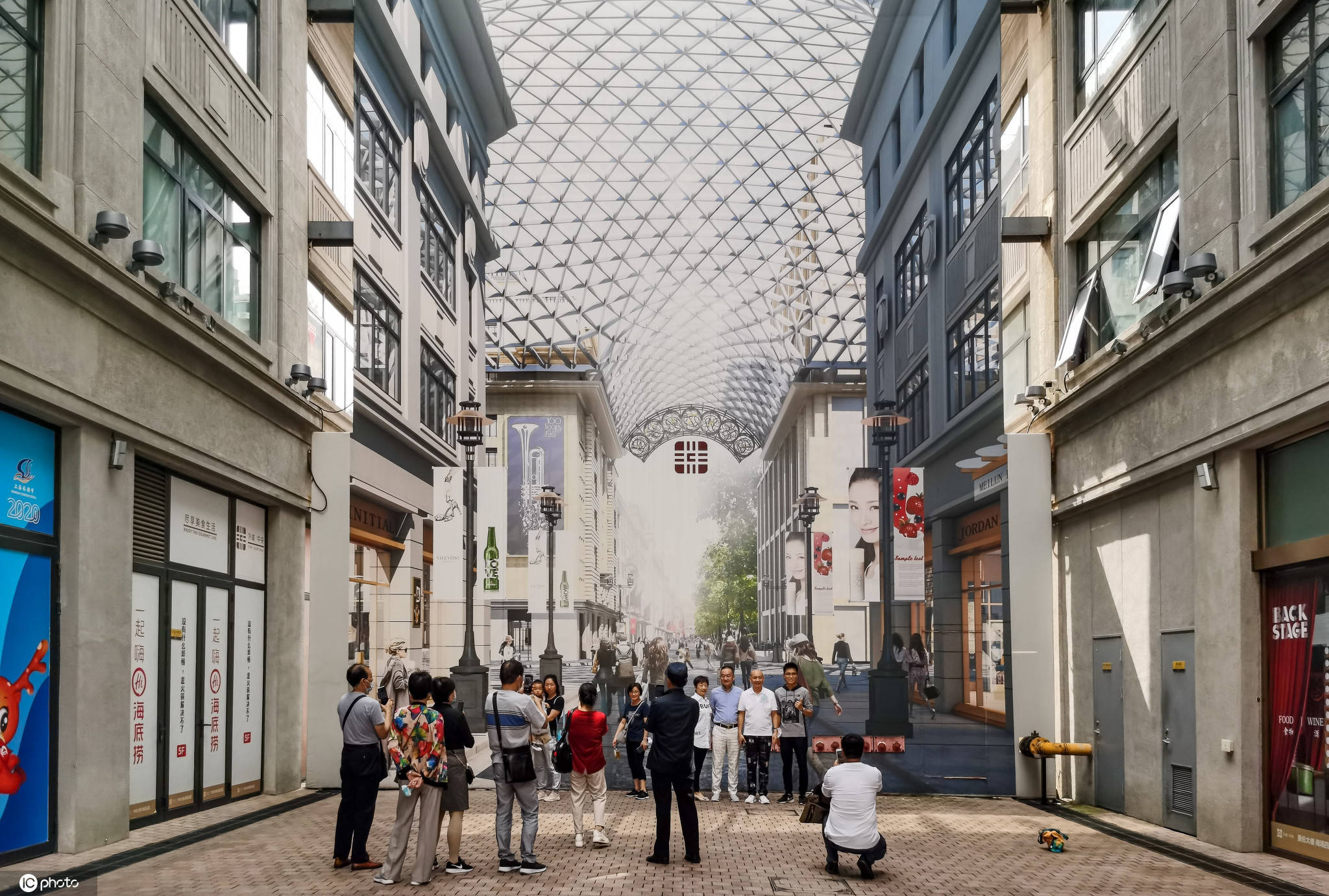 上海中央商场现巨幅仿真效果图成市民打卡拍照热门景点