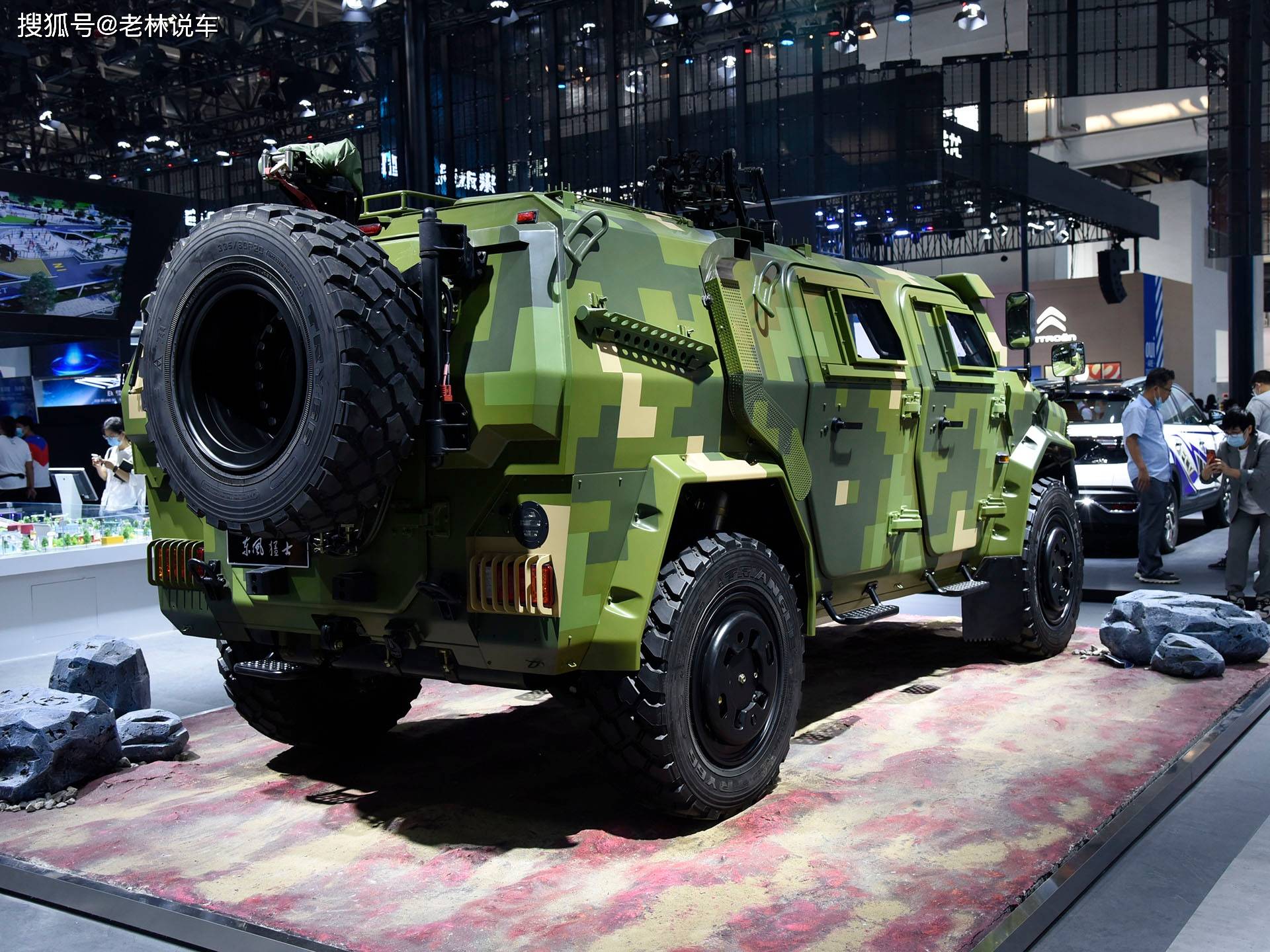 为了引起关注东风直接把一辆4吨的军用猛士摆上了北京车展展台