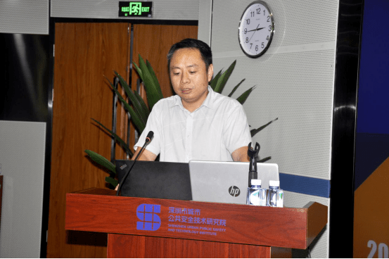 深圳市应急管理局科技与信息化处科长陈志华作开场致辞.