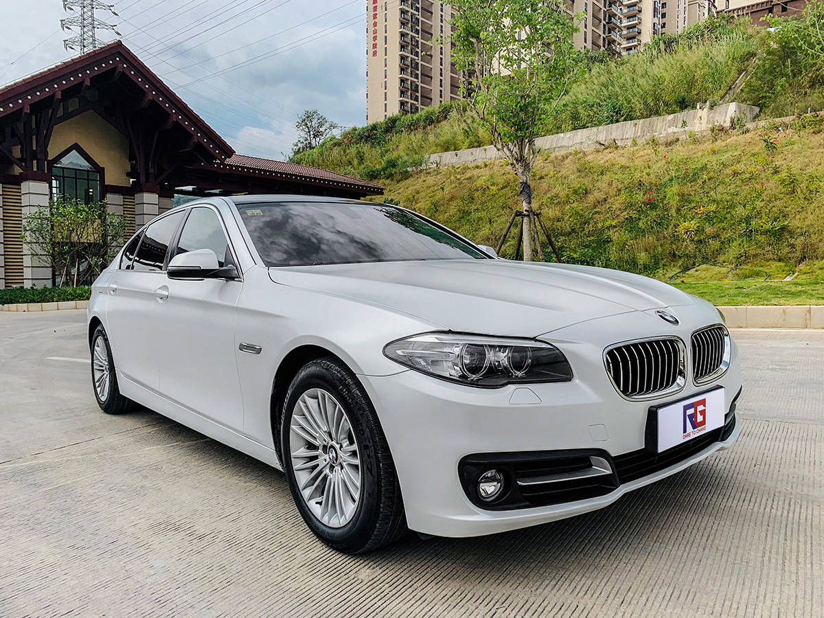 宝马5系车身改色膜电光白,给自己得爱车换个颜色就像自己换个发型和发