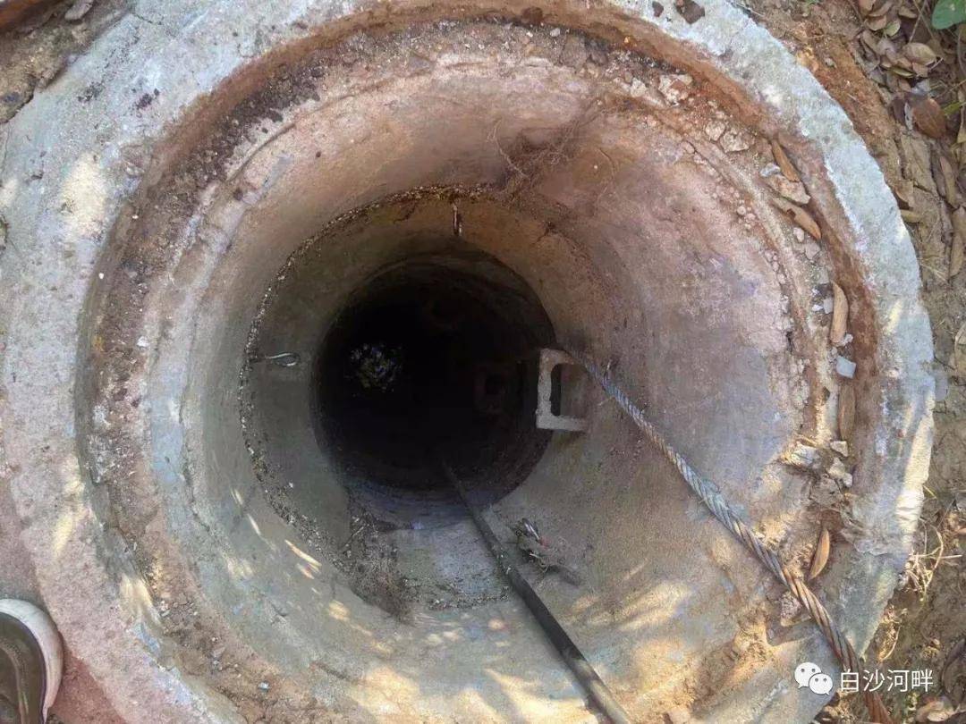通过管道井看污水管道流动已顺畅起来抽水泵已停止工作现在看来,相关
