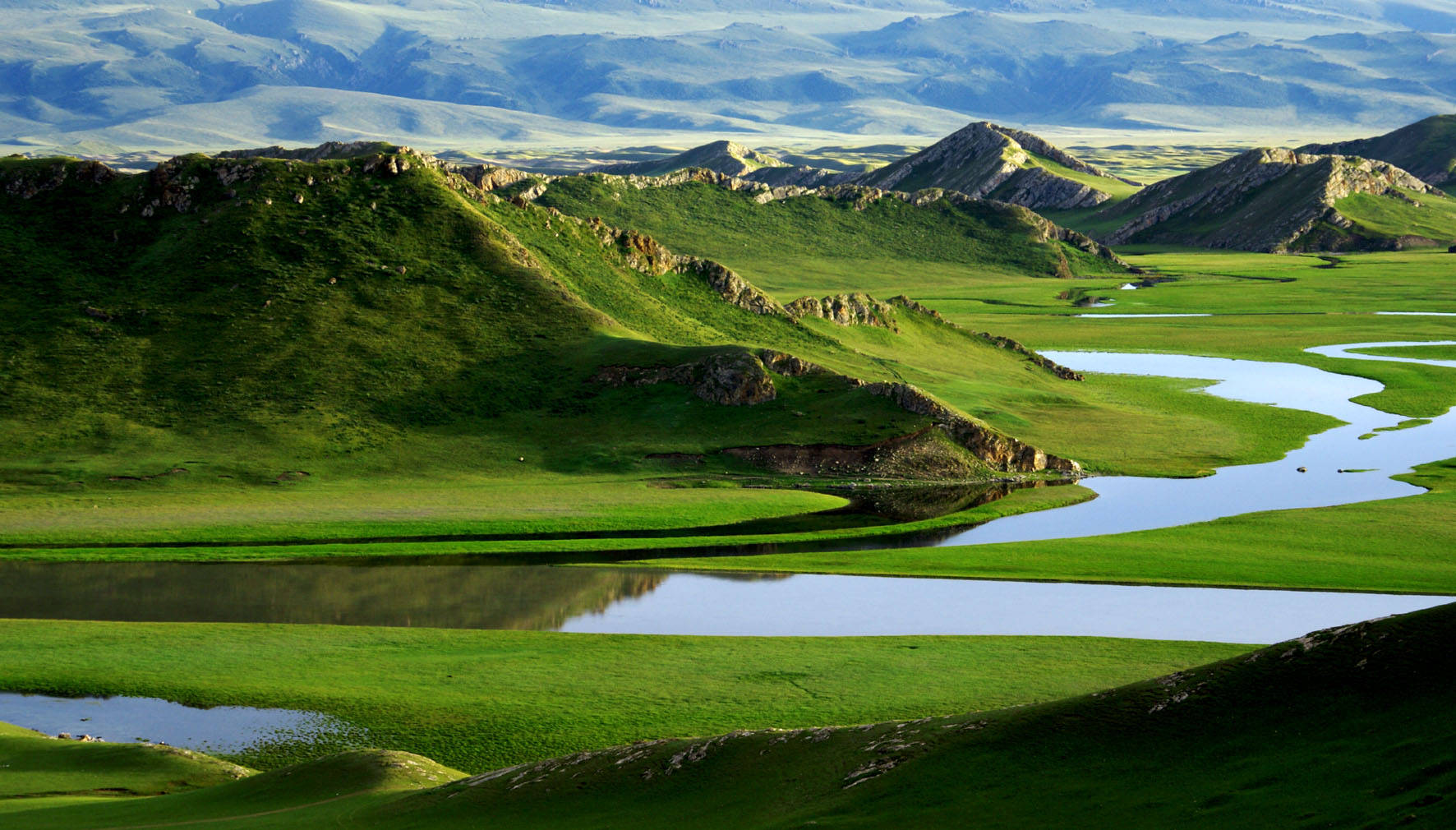 巴音布鲁克草原巴音布鲁克大草原,是天山深处的一片草原湿地.