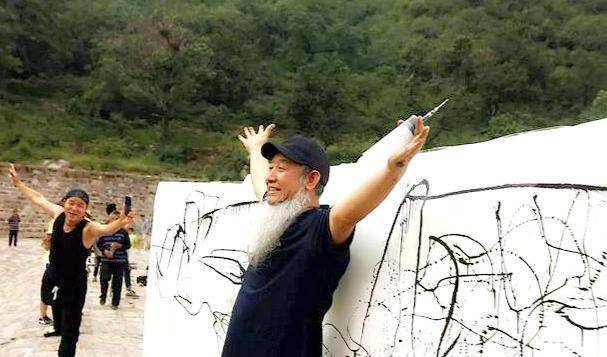 美女弟子表演的"爬书"堪称惊艳,网友:拜错了师,算是废了!_蒋涵萱