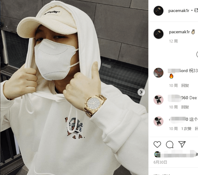 她官方微博分享的照片中,她戴着的配饰项链,竟然与pgone是情侣款(同款