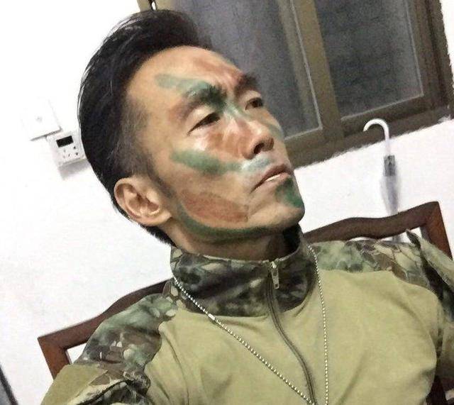 原创56岁郑浩南满脸皱纹显老态身体壮实肌肉吸睛遗憾错过小马哥