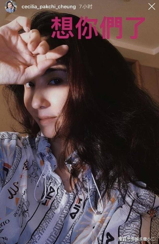 张柏芝分享隔离12天的自己躺床上素颜自拍状态超好