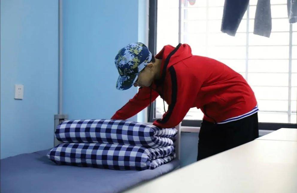 够特色湖北这所高校新生齐穿红色军训服内搭海魂衫十分抢眼