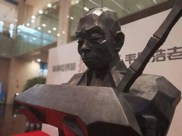 那个让我们感觉贫瘠的拾荒老人韦思浩,如今已化为杭图的一尊雕像