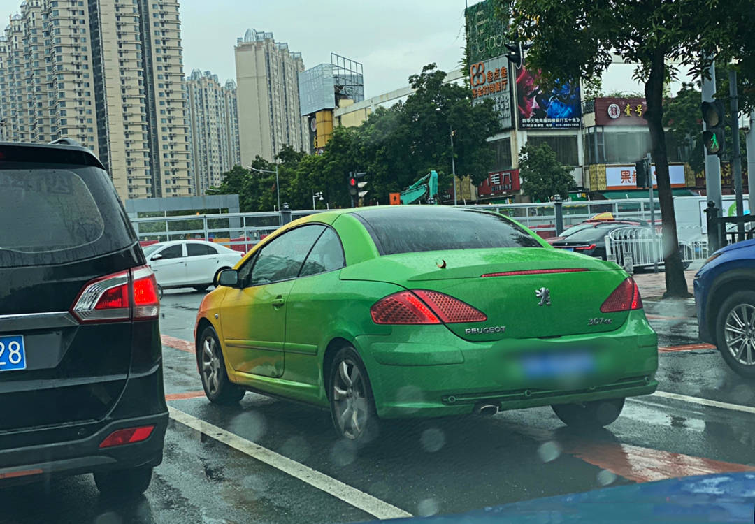 街头现法系车,外形如"芒果,且两门敞篷:头一次见