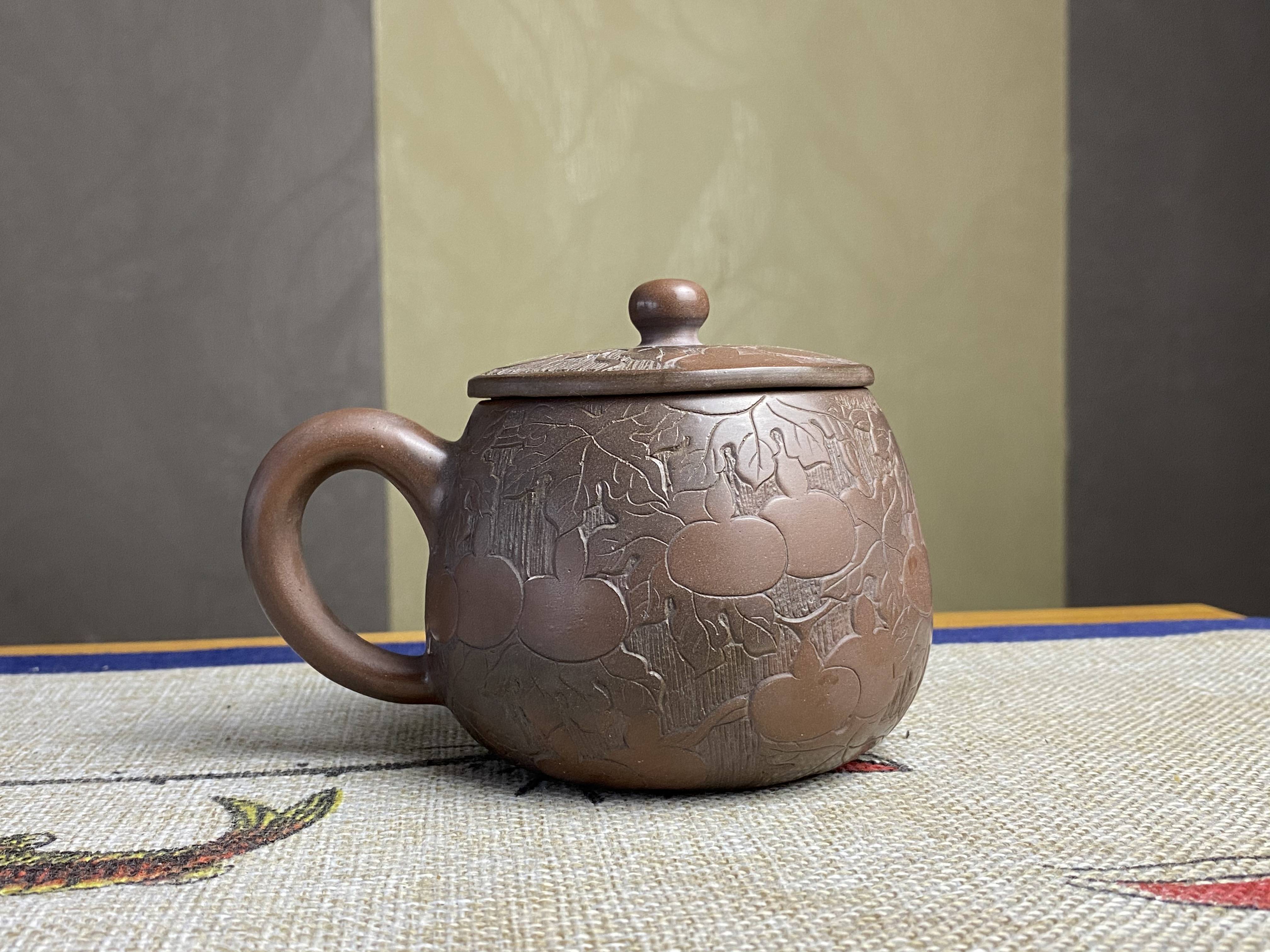 雕刻工作数十载,黎昌权亲手雕刻的坭兴陶精品不胜枚举