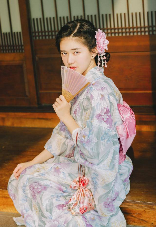 可人,清纯时尚,面对镜头,总是带着清新自然的微笑,举止动作俏皮可爱