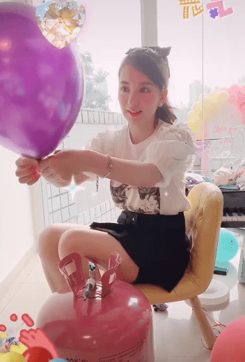 天王嫂方媛打气球布置豪宅 穿短裙戴蝴蝶结笑容甜