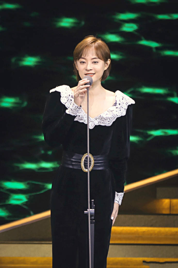 孙俪走飞天奖红毯穿丝绒裙端庄优雅38岁留妹妹头一点不违和