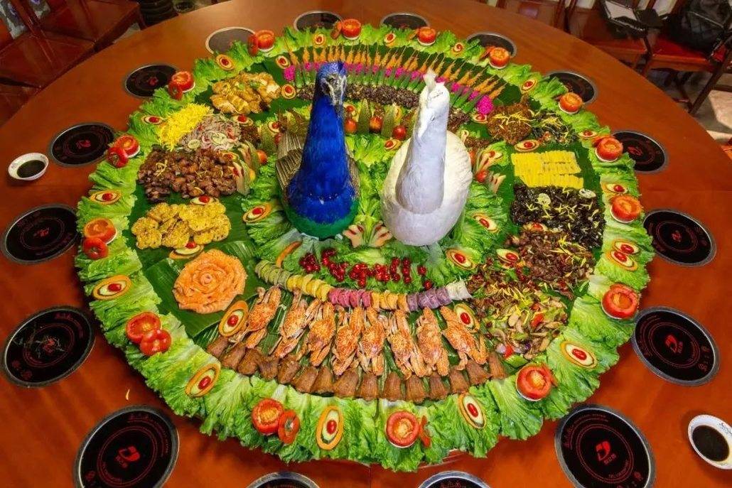 "孔雀宴"由15道菜组成,均是云南风味,香茅草烤土猪排,傣味烧肉,炸竹虫