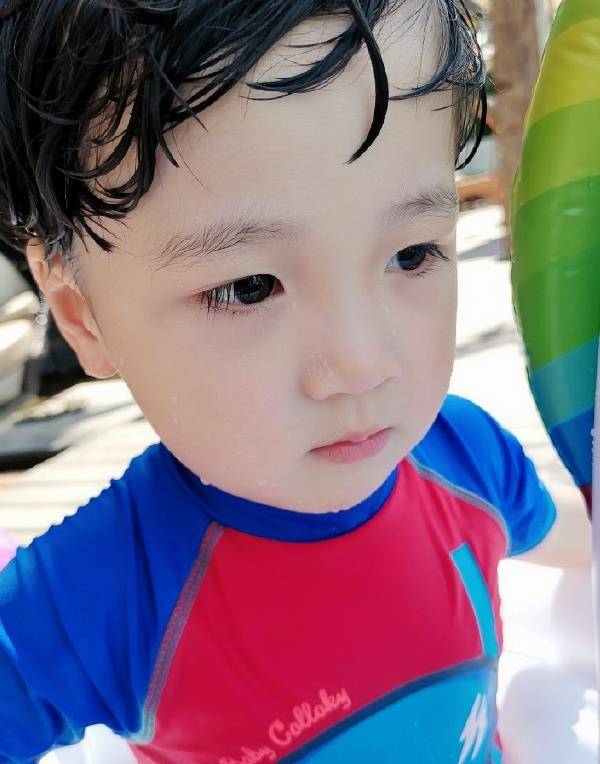 单禹豪才是"整容式"长大,小卷毛萌力十足,顺毛帅成小鲜肉_手机搜狐网