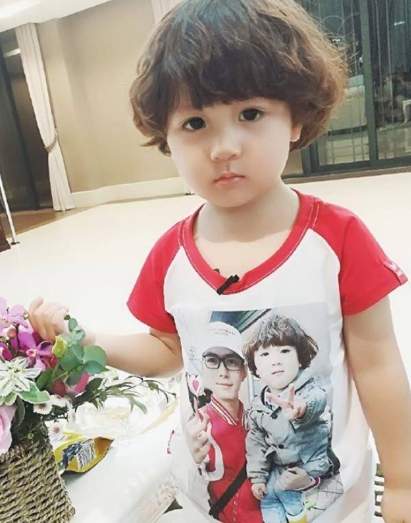 说起来单禹豪,很多人都知道他是一个素人萌娃,当时参加《放开我北鼻》