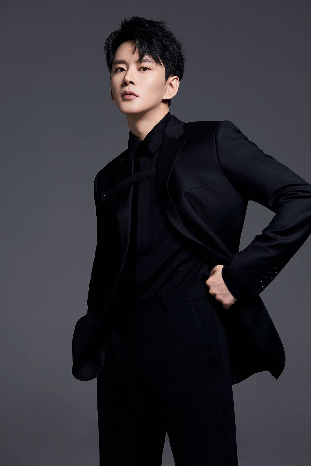 黄宥明毕业于北京电影学院表演系,以"海岩剧"《金耳环》正式踏入演艺