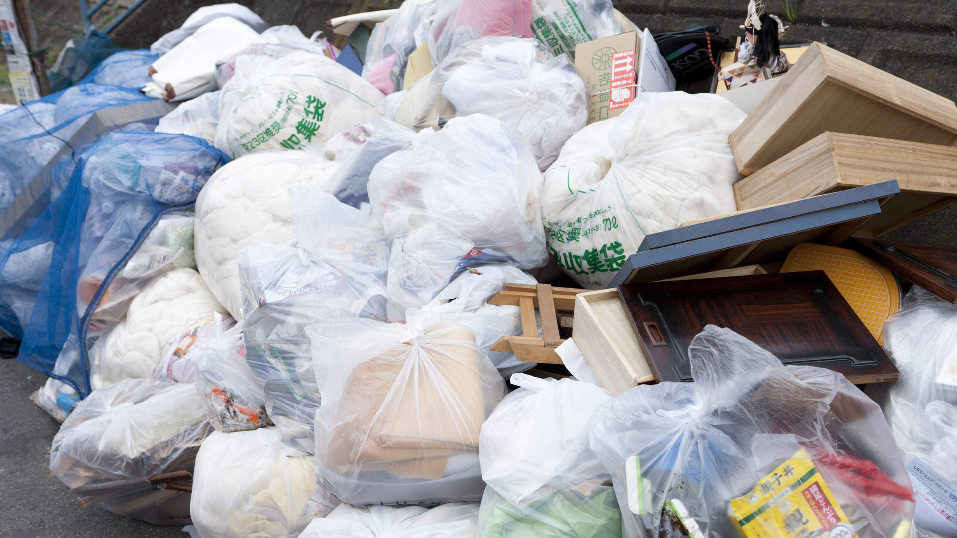 疫情下日本违规垃圾,塑料垃圾暴增,从业者质问"礼仪是骗局"?