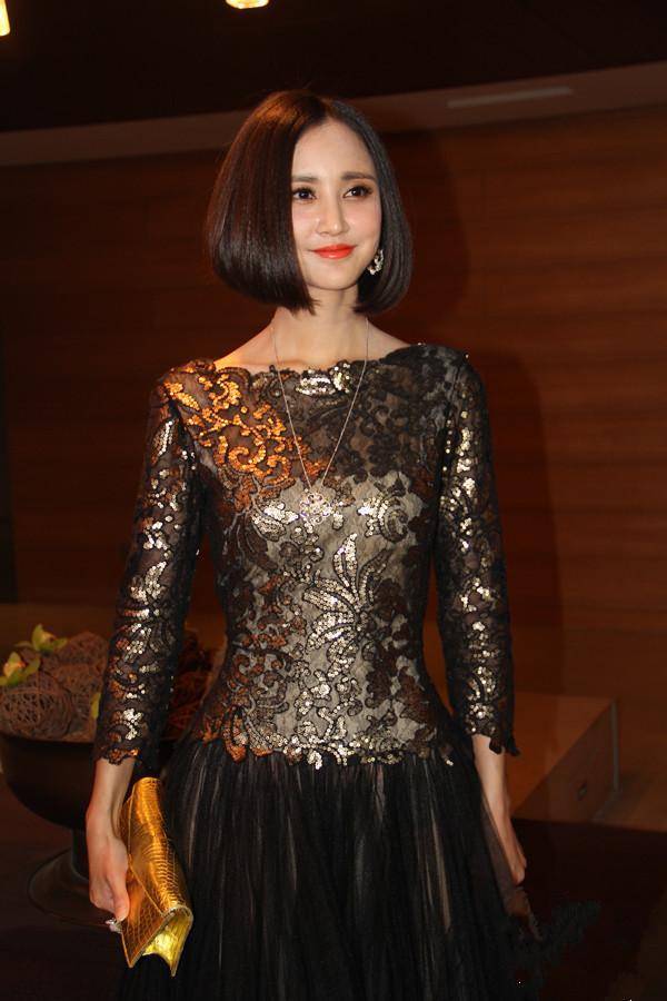 被张歆艺美到了,一袭烫金蕾丝礼裙高贵大气,挨着陈红气场也不输_礼服