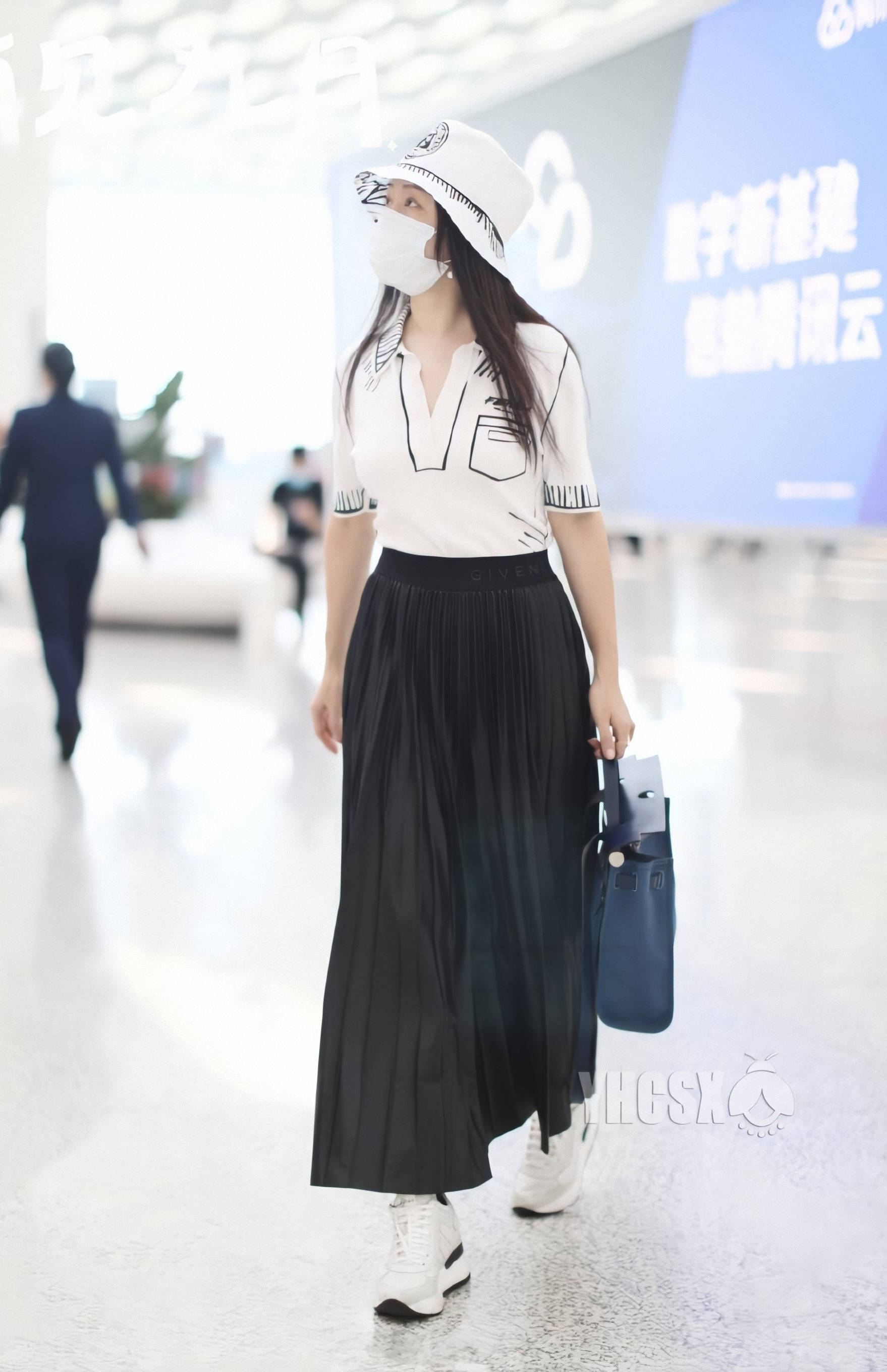 国庆中秋双节之际,杨钰莹现身深圳机场,歪头甜笑少女感满满