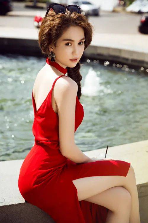 美胸美腿小蛮腰穿衣风格大胆的她就是你夏末那一口冰激凌