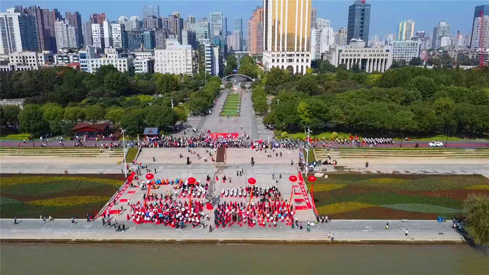 汉口江滩三阳广场举行庆祝国庆活动_手机搜狐网