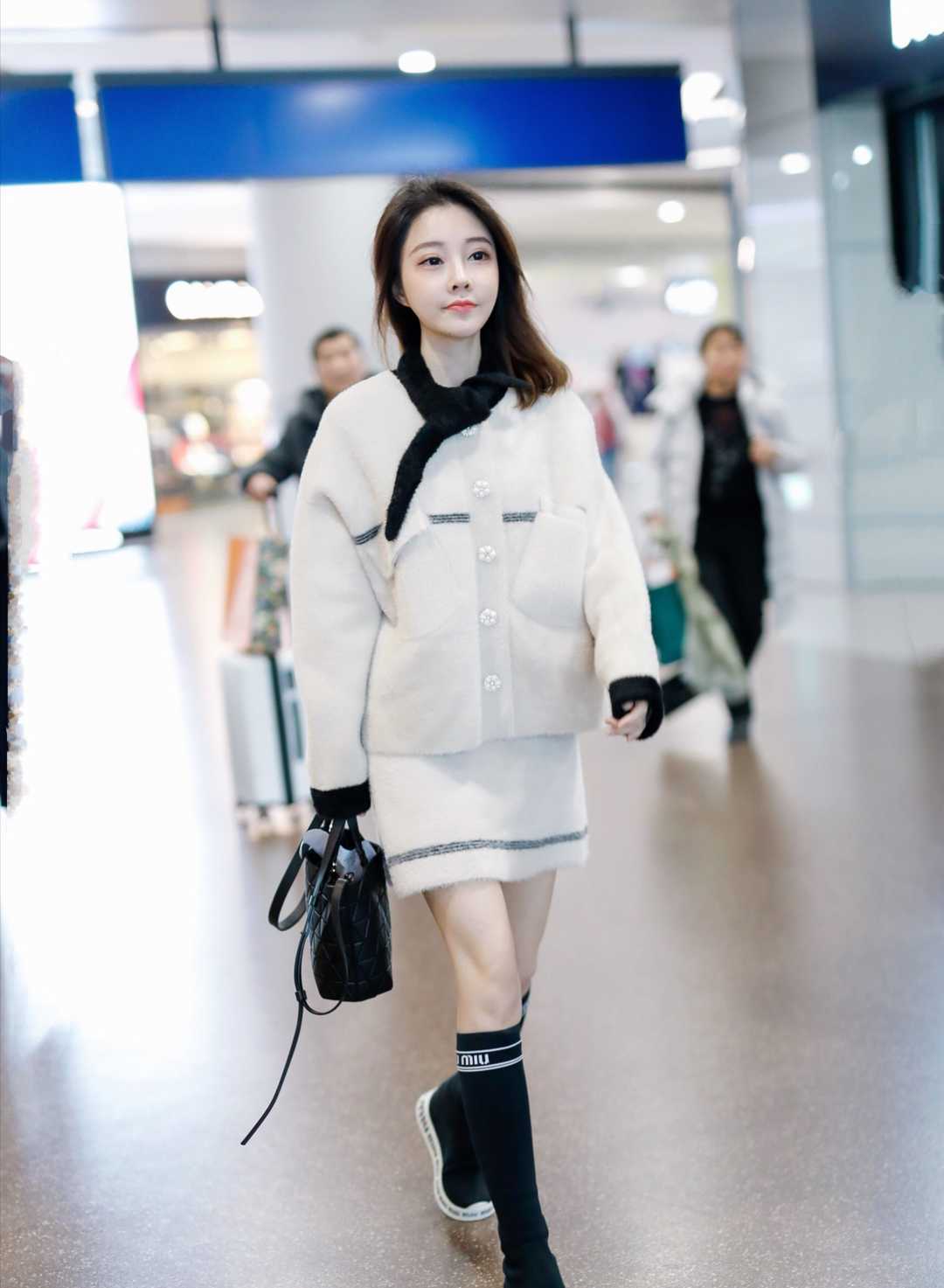 关晓彤的混搭才叫时髦穿小香风外套配工装裤这衣品确实很不错