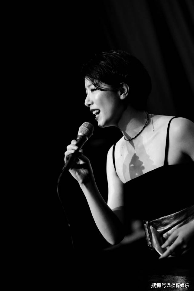 李亚鹏女友懒理分手传闻深情开场,穿吊带裙大秀火辣身材,超性感_susie