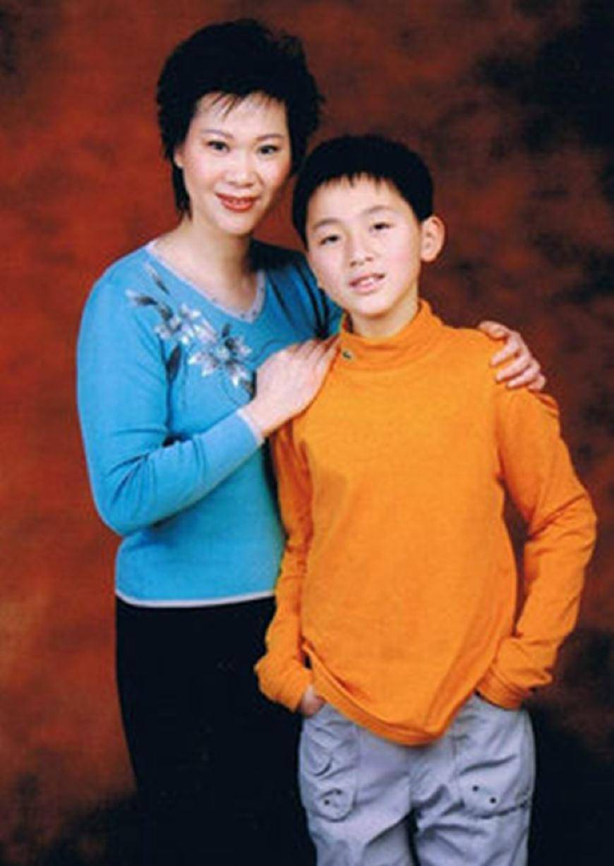 施之皓前妻曹燕华近况被抛弃自力更生今有男友不愿结婚