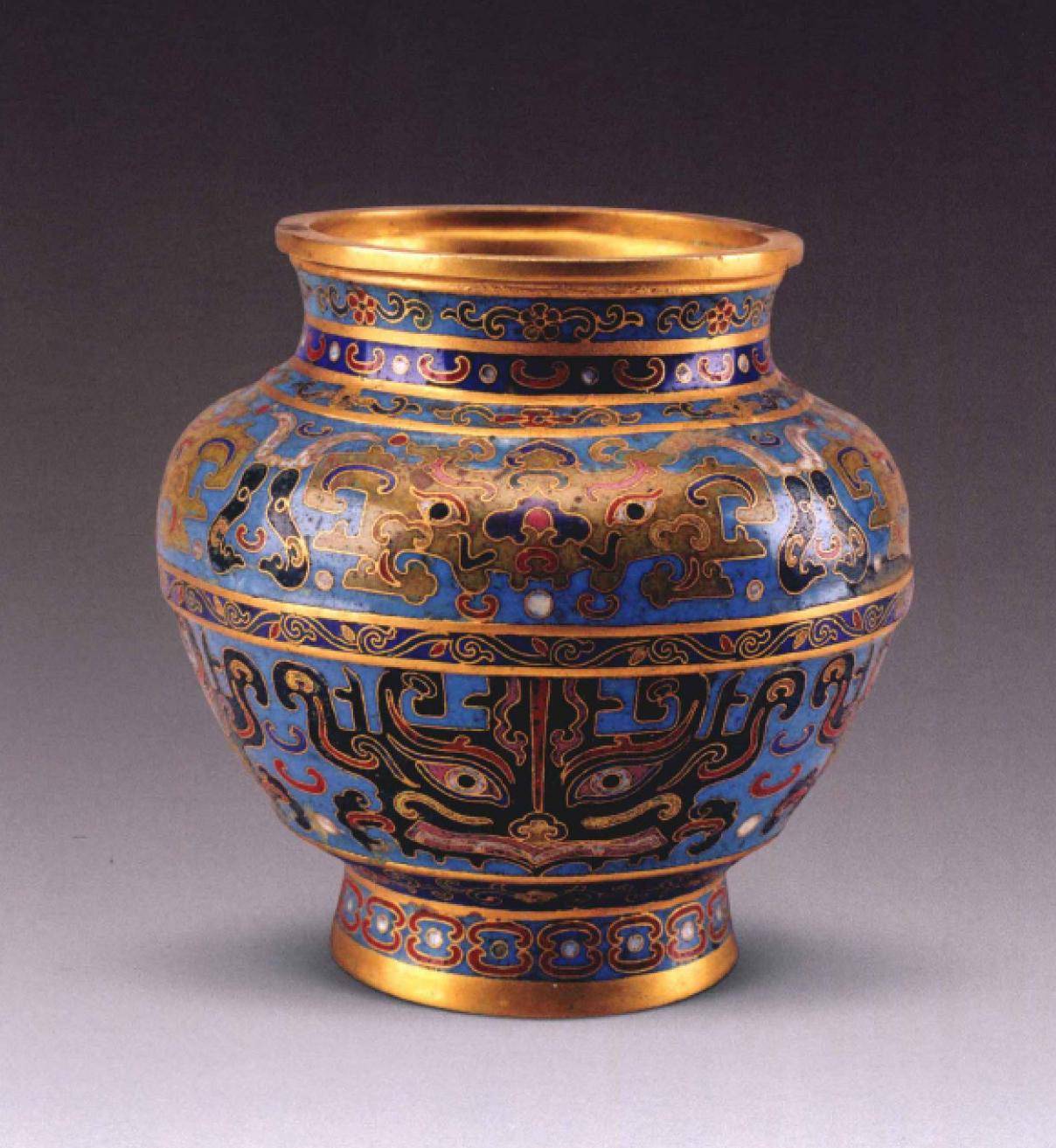 故宫珍藏珐琅器,乾隆时期仿古之作,造型庄重古朴,釉色纯正典雅