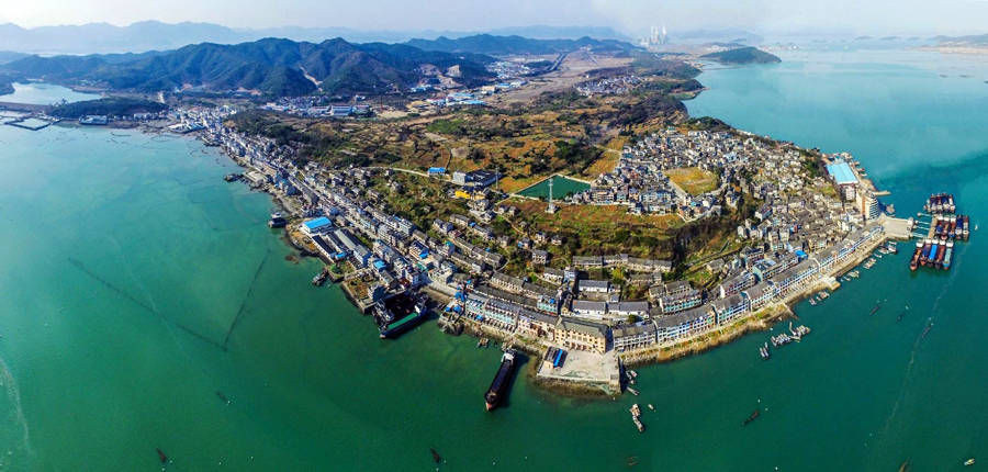 强蛟镇位于宁海县北部,象山港尾部的半岛上,像是伸入海湾里的舌头,三