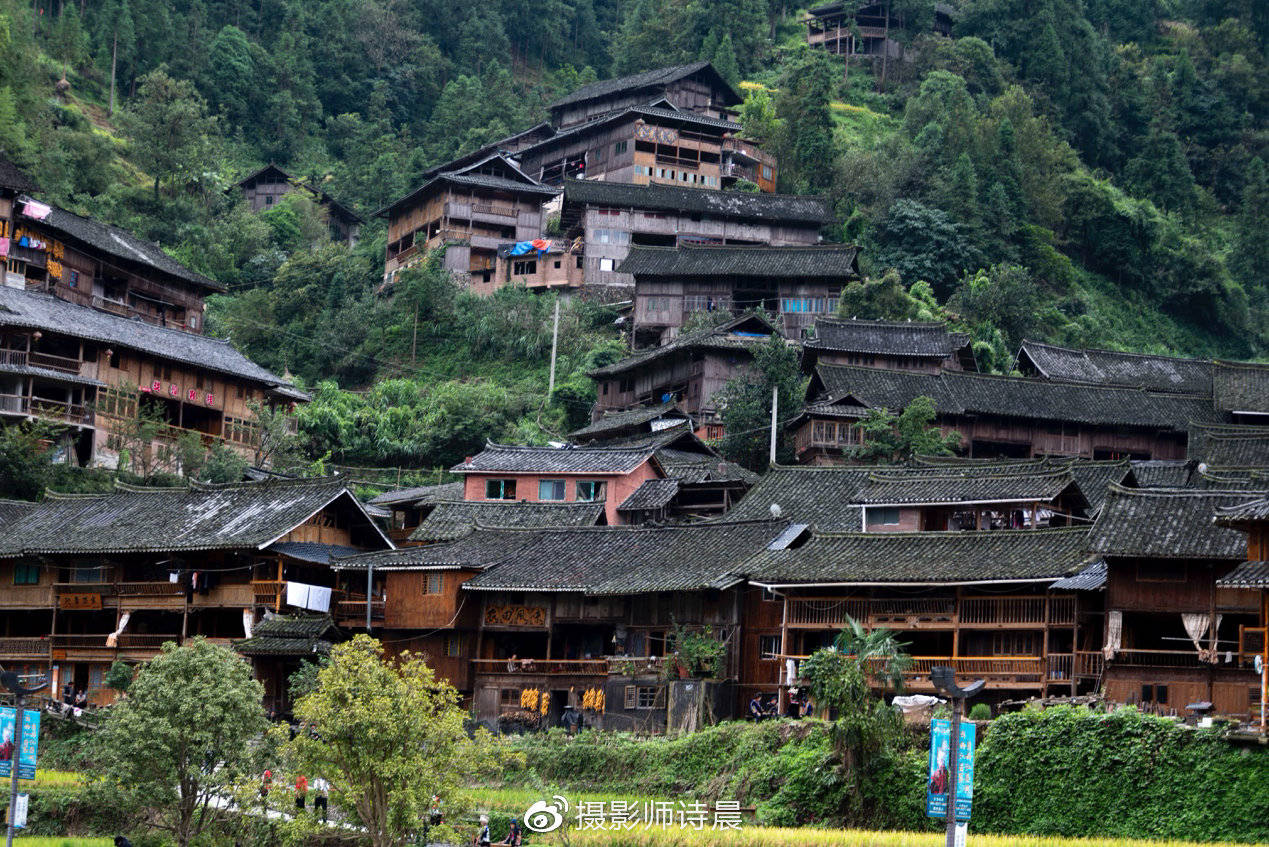 郎德苗寨位於雷山縣郎德鎮境內,距離雷山縣城約15公里,凱里市約28公里