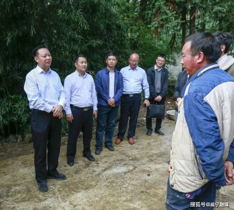 肖发君在龙街镇营合村入户走访肖发君要求,今年国庆中秋双节同庆,要
