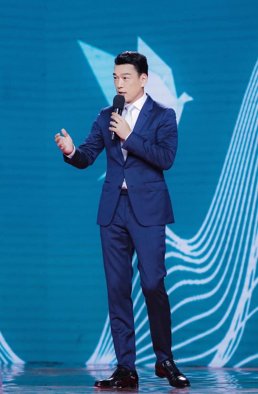 王耀庆怎么穿都像"有钱人",时尚气质一流,这个叠穿就很有想法