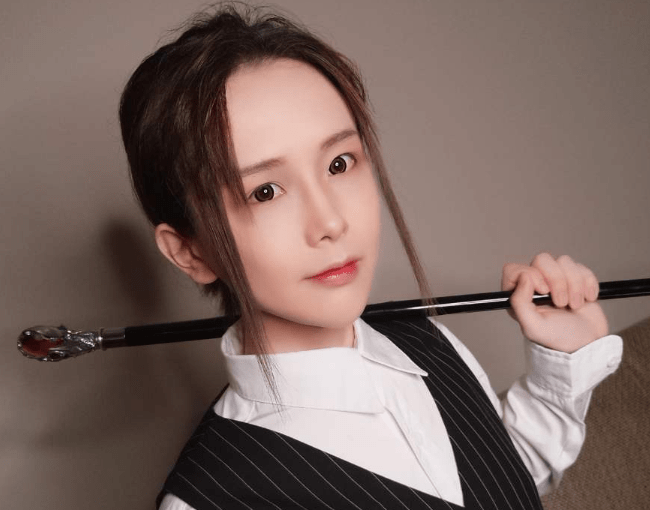 女装大佬同学自述,舍友都在不敢cos,没人时锁门"自己玩"