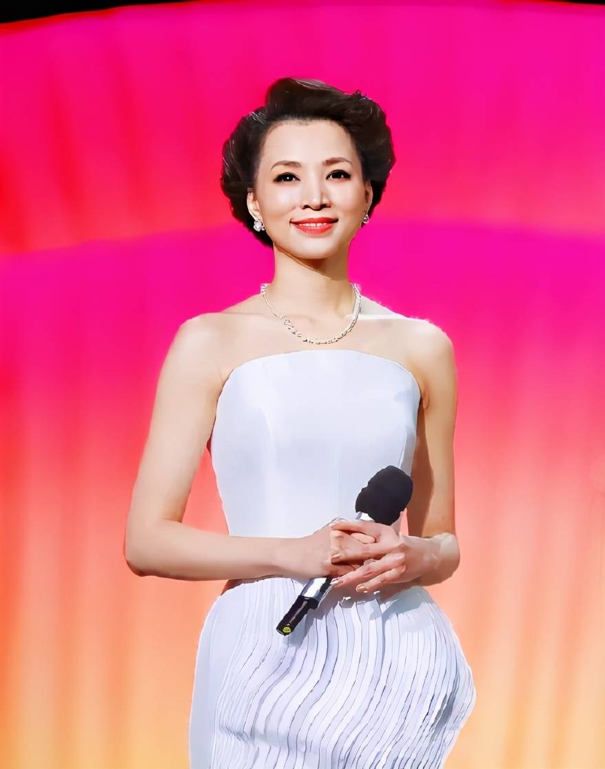 董卿素颜与好友聚餐,夹克内搭衬衫知性干练,彰显47岁女性气质_手机