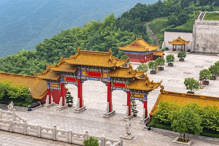 龍華寺就坐落在會稽山兜率天宮景區之內,這是一棟由兜率天宮和會稽山