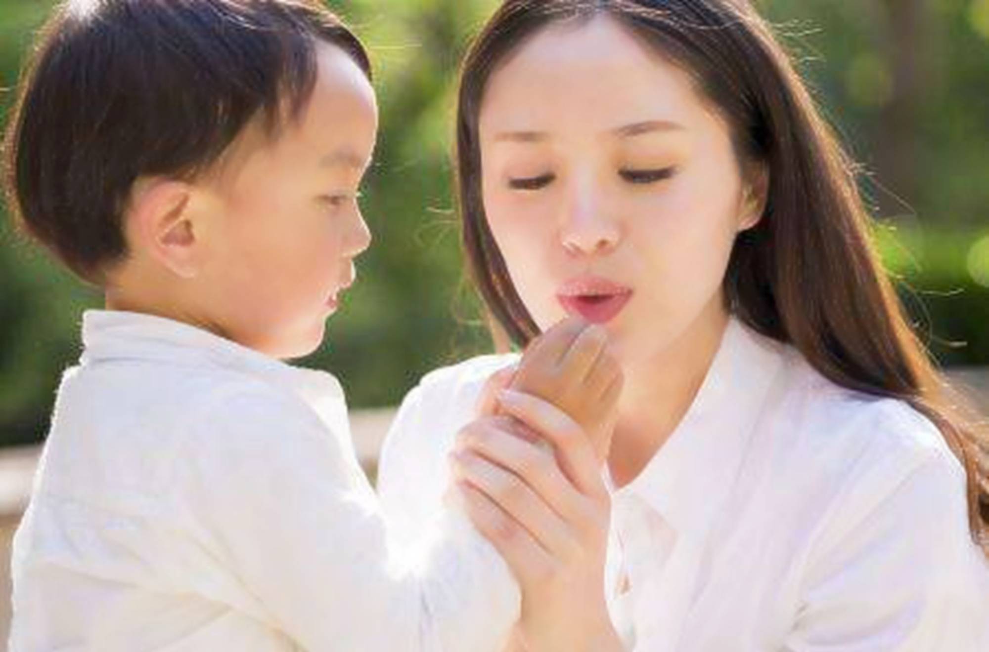 小时候和妈妈不亲的孩子,多半是小时候,父母给孩子"埋下"祸根