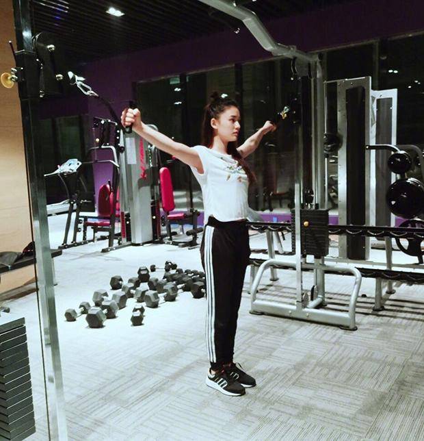林允特意给健身房选择了这种比较昏暗的灯光
