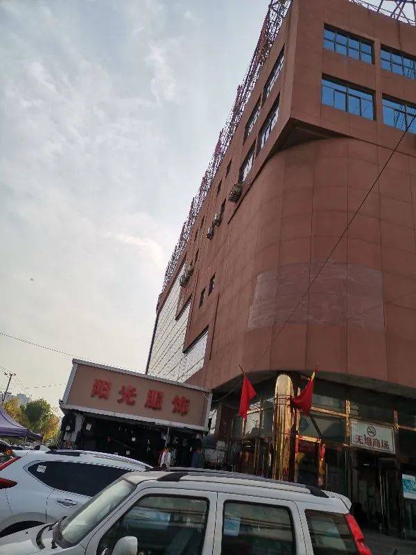 一起看看小山批发市场,人很多!市场后身一个建筑特别漂亮!_手机搜狐网